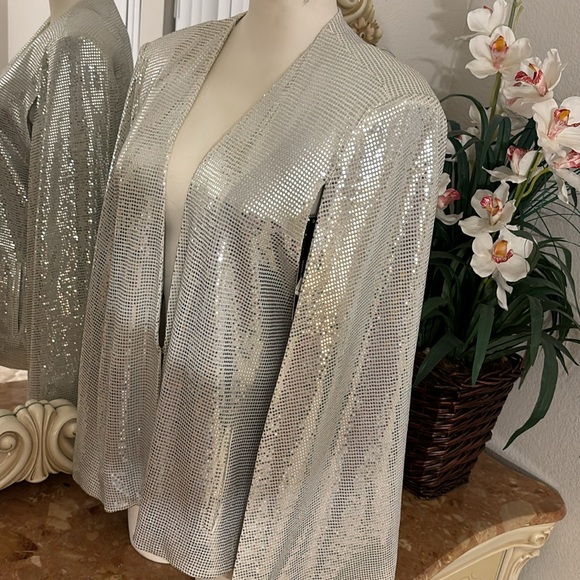 Metal. Cape Blazer for parties Can be dress up on top of the dress or by itself - Picture 3 of 9